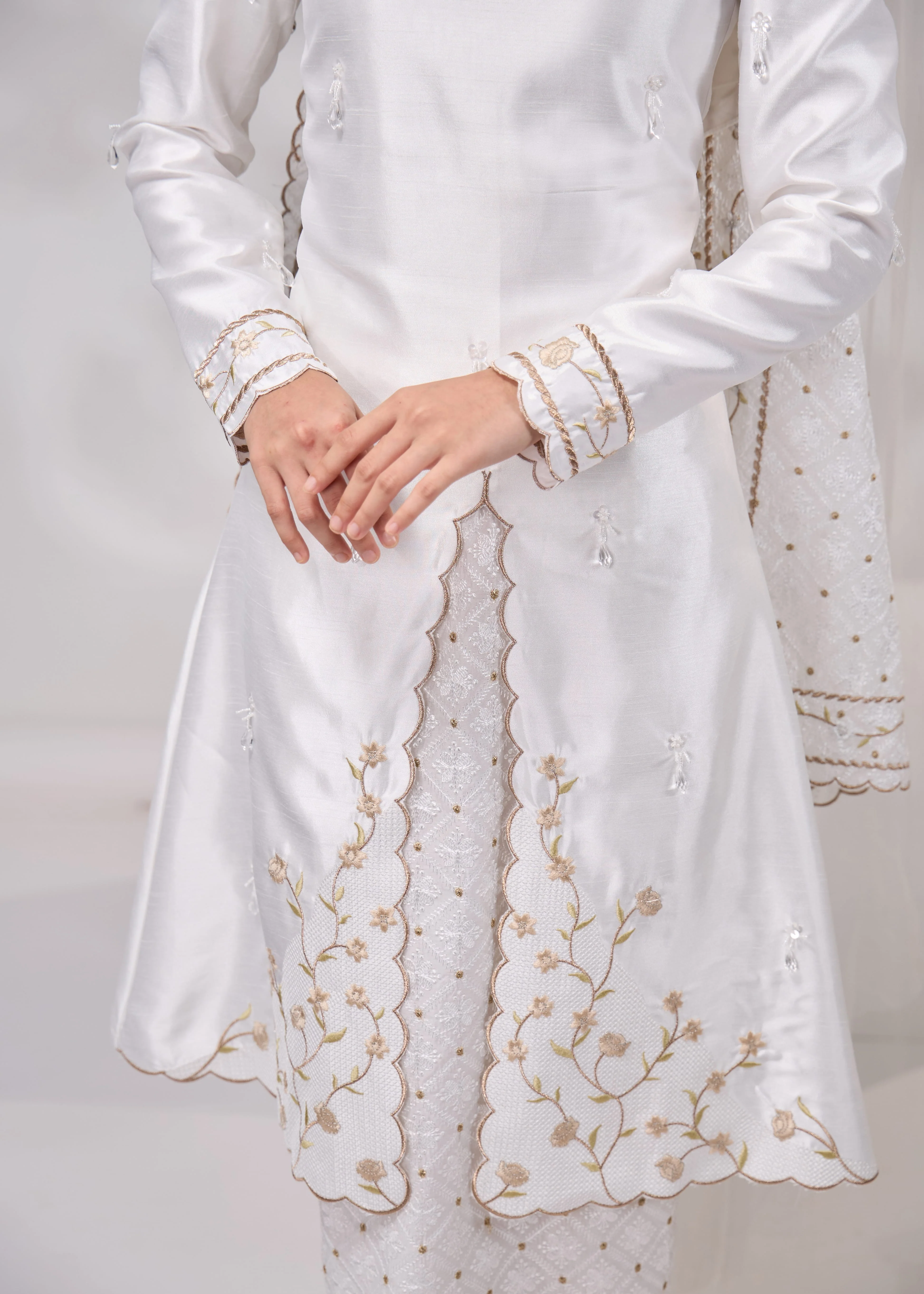 MINOR DEFECT ALANNA KURUNG (OFF WHITE) - Image 4